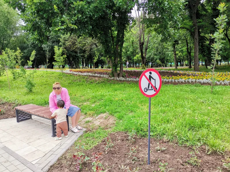 Алматинские самокатчики игнорируют знаки, запрещающие им ездить вдоль реки Есентай, фото - Новости Zakon.kz от 08.06.2026 12:20