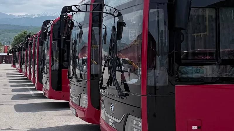 новые красные автобусы в Алматы