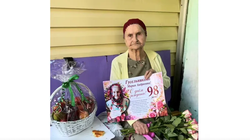 Соседи в Петропавловске растрогали сеть: 98-летнюю бабушку поздравили всем двором