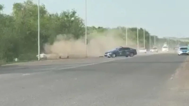 Подросток угнал автомобиль в Уральске и врезался в опору ЛЭП, уходя от полиции (ВИДЕО)