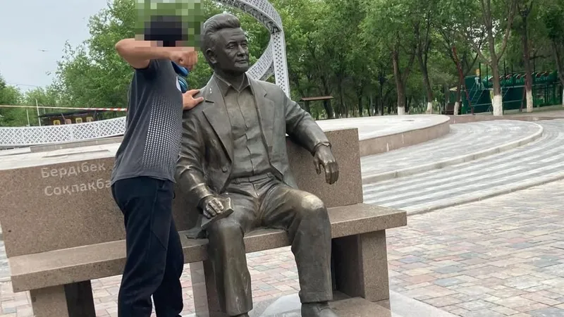 Подросток из Конаева избежал наказания за агрессивную фотосессию с памятником к фильму "Меня зовут Кожа", фото - Новости Zakon.kz от 11.06.2026 13:04