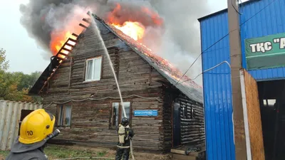 Молния попала в крышу частного дома в Кокшетау и спровоцировала пожар