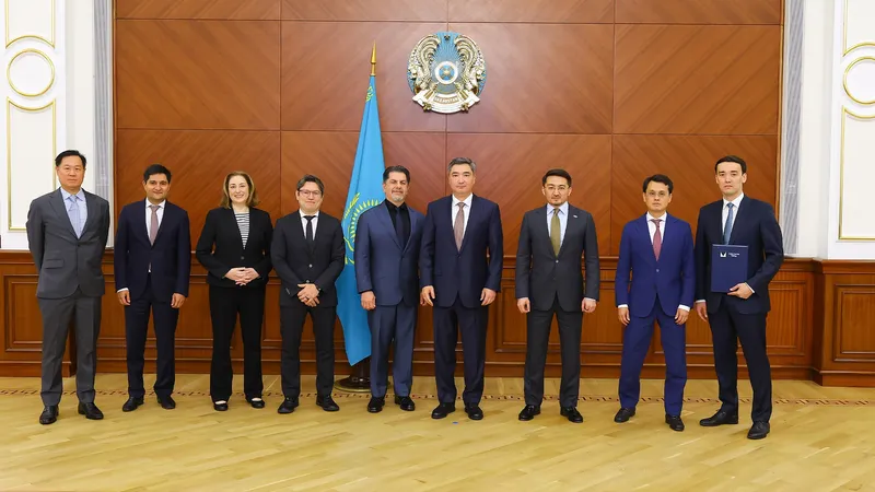 премьер-министр РК Олжас Бектенов, подписание документов, фото - Новости Zakon.kz от 15.06.2026 14:31