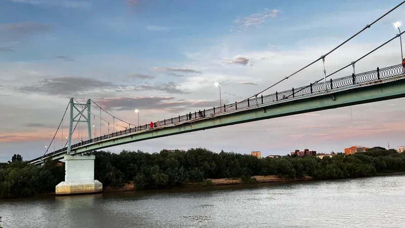 Атырау, вантовый пешеходный мост, гид по Казахстану, туризм, фото - Новости Zakon.kz от 16.06.2026 14:52