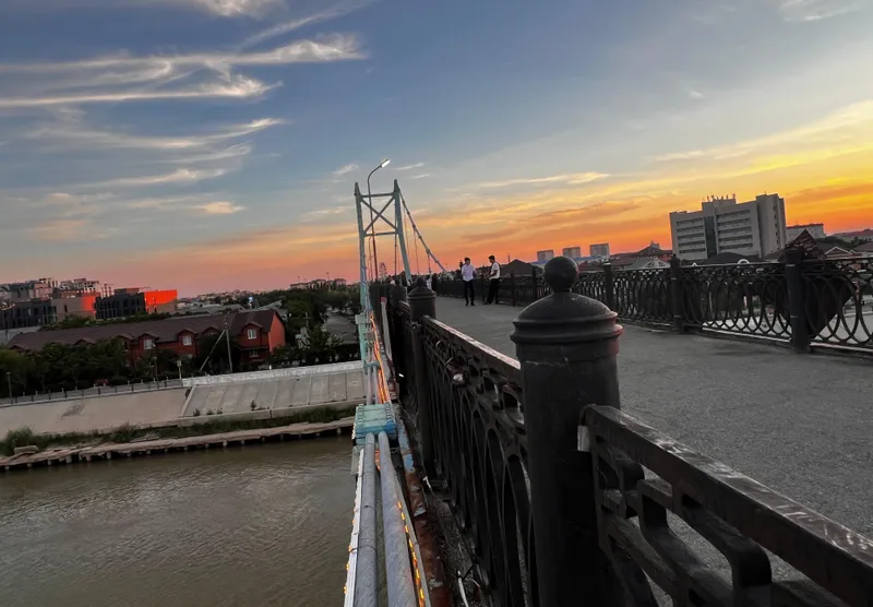 Атырау, вантовый пешеходный мост, гид по Казахстану, туризм, фото - Новости Zakon.kz от 16.06.2026 14:52