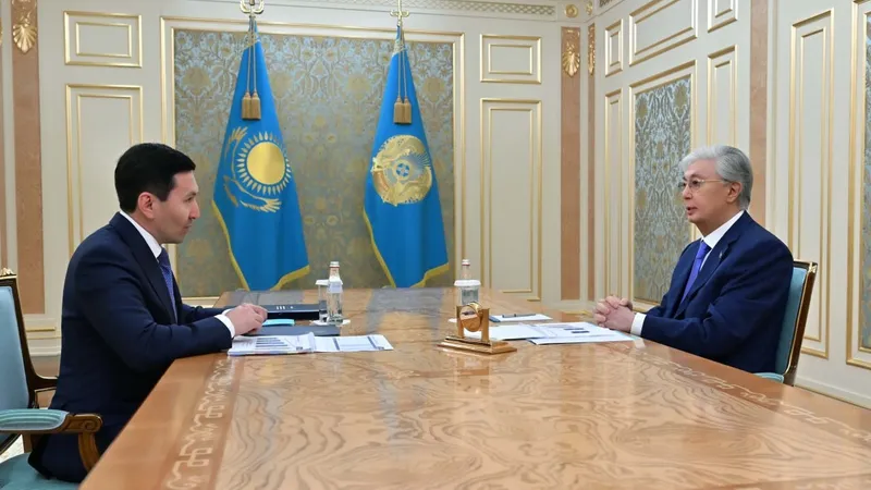 председатель правления АО "Самрук-Қазына" Нурлан Жакупов, президент РК Касым-Жомарт Токаев