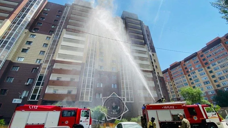 горит высотка в Астане