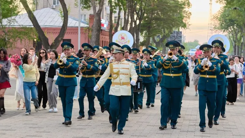 военнослужащие, улица, шествие, Нацгвардия РК, поздравление, праздник