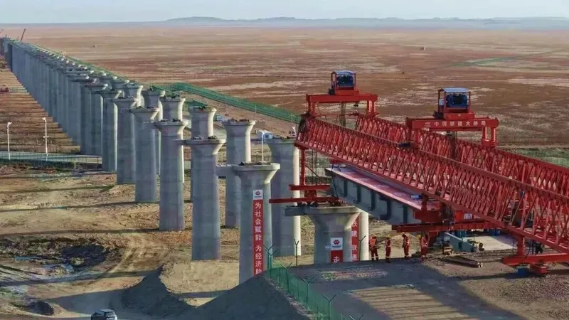Пустыня, строительство дороги, фото - Новости Zakon.kz от 23.06.2026 15:49