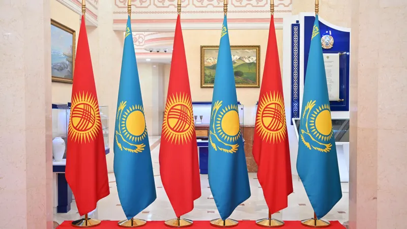 Флаги Кыргызстана и Казахстана, флаги Кыргызской Республики и Республики Казахстан, флаги КР и РК, сурет - Zakon.kz жаңалық 30.10.2026 15:03