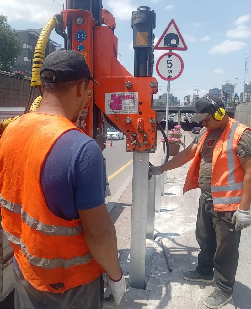 установка ограждений на аль-Фараби в Алматы, фото - Новости Zakon.kz от 25.06.2026 17:15