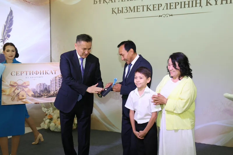 журналистам вручили жилье в ВКО, фото - Новости Zakon.kz от 27.06.2026 18:43