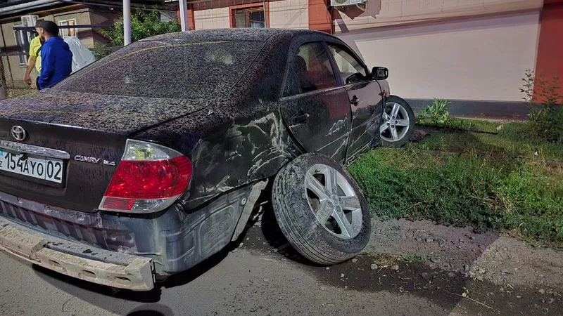 В Алматы из-за серьезного ДТП повреждены дом и опора ЛЭП, фото - Новости Zakon.kz от 30.06.2026 21:10