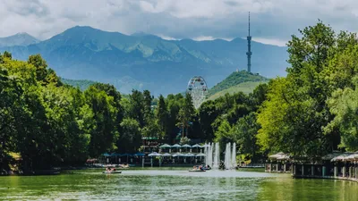 озеро в парке Алматы