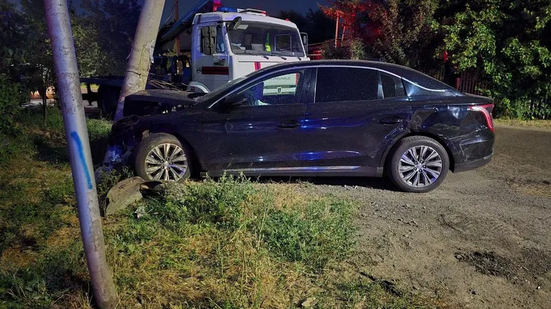 В Алматы из-за серьезного ДТП повреждены дом и опора ЛЭП, фото - Новости Zakon.kz от 30.06.2026 21:10