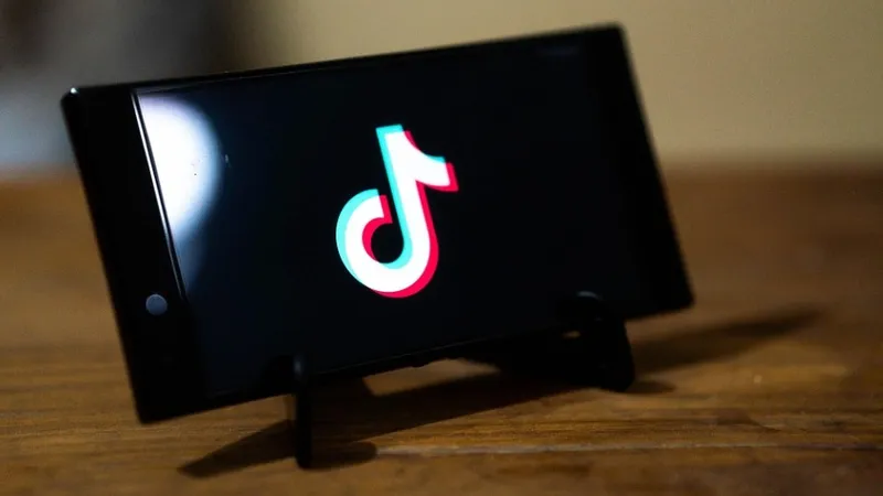 Поцелуй в прямом эфире TikTok привел к ударам плетью для пары, фото - Новости Zakon.kz от 03.07.2026 10:40