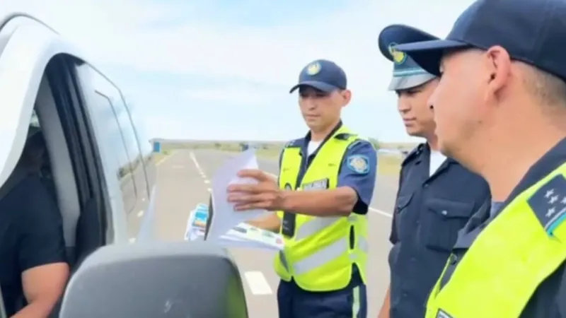 Полицейские проводят акцию для туристов на пути к Балхашу, фото - Новости Zakon.kz от 03.07.2026 10:46