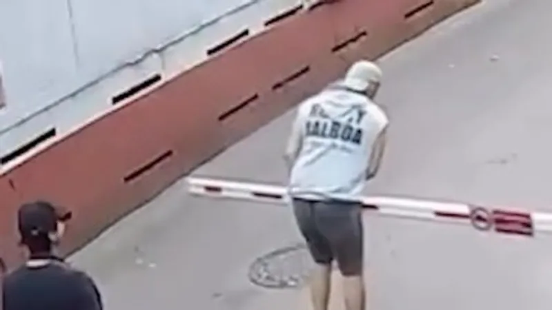 парень, шлагбаум, видео алматы 