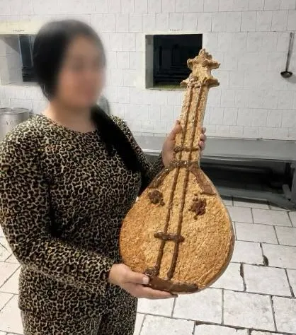 В колонии ВКО испекли гигантский пирог в форме домбры, фото - Новости Zakon.kz от 06.07.2026 19:34