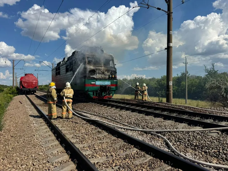 Локомотив загорелся на железной дороге под Астаной, фото - Новости Zakon.kz от 08.07.2026 18:46
