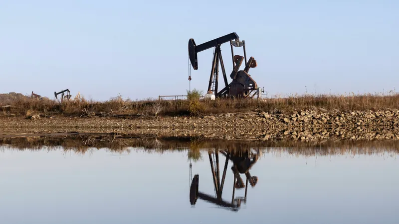 Добыча нефти, нефтедобыча, нефть, нефтяная скважина, нефтедобывающее оборудование, фото - Новости Zakon.kz от 14.10.2026 12:36