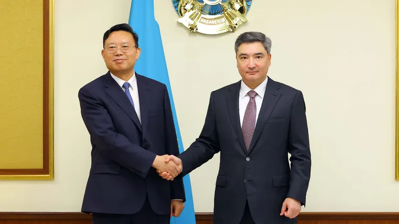 секретарь партийного комитета и президент компании China Tianying Inc. Дэбяо Цао, премьер-министр РК Олжас Бектенов