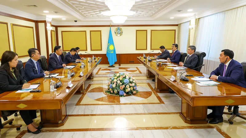 секретарь партийного комитета и президент компании China Tianying Inc. Дэбяо Цао, премьер-министр РК Олжас Бектенов, фото - Новости Zakon.kz от 16.07.2026 12:23