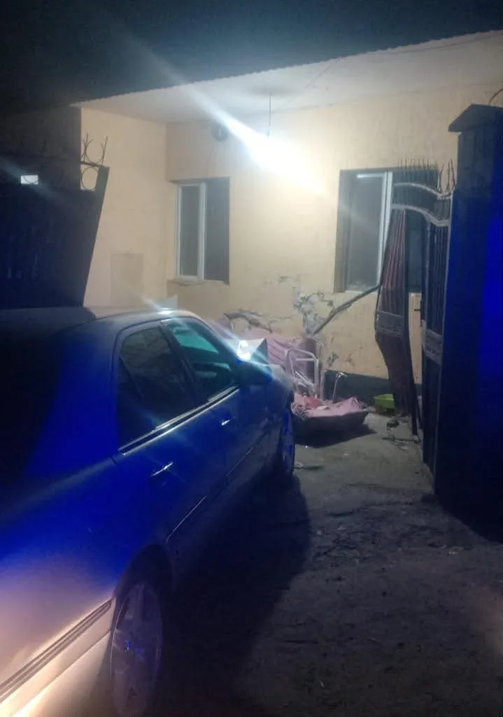 машина въехала на территорию дома и сбила людей, фото - Новости Zakon.kz от 16.07.2026 14:48