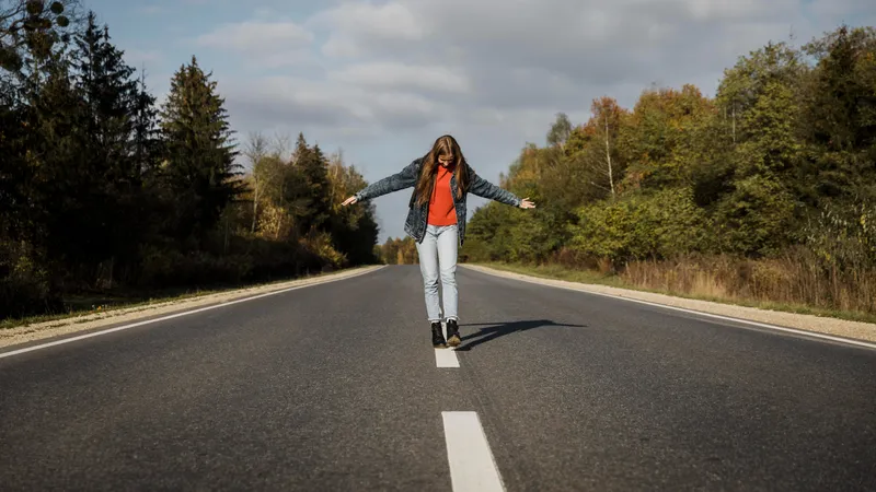 девушка на дороге