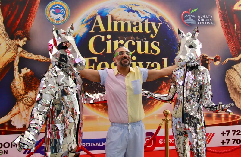 турист из Индии фотографируется с лошадьми на ALMATY CIRCUS FESTIVAL, фото - Новости Zakon.kz от 23.07.2026 16:10