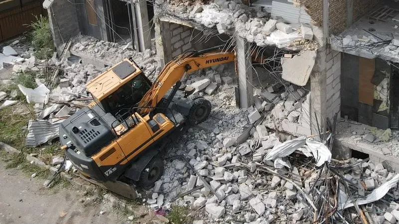 техника, разрушенный дом