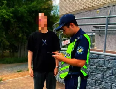С ветерком и песней ехал пассажир, высунувшись из окна авто