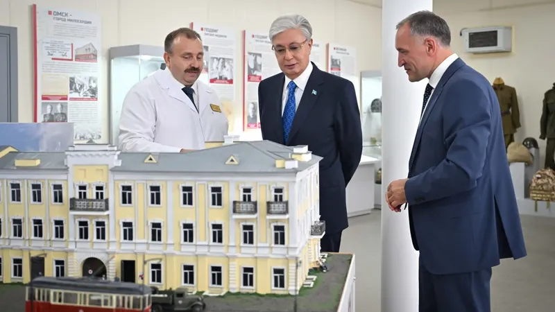 Токаев почтил память павших во Второй мировой войне в Омске, фото - Новости Zakon.kz от 25.07.2026 18:34