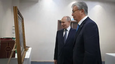 Путин получил подарок от Токаева: на картине – две исторические личности