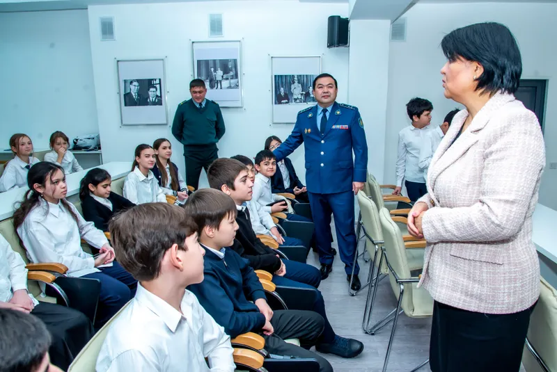 преподаватель объясняет тему , фото - Новости Zakon.kz от 30.07.2026 11:30