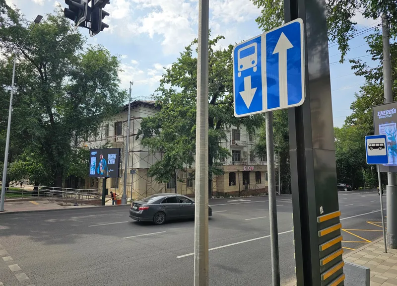 Дорожный знак, одностороннее движение, улица, фото - Новости Zakon.kz от 03.08.2026 17:40