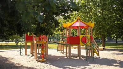 ребенок застрял на детской площадке в Палодаре