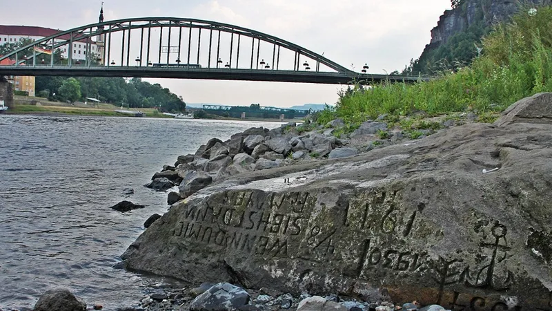Сильная засуха обнажила камни голода в Германии, фото - Новости Zakon.kz от 09.08.2026 21:11