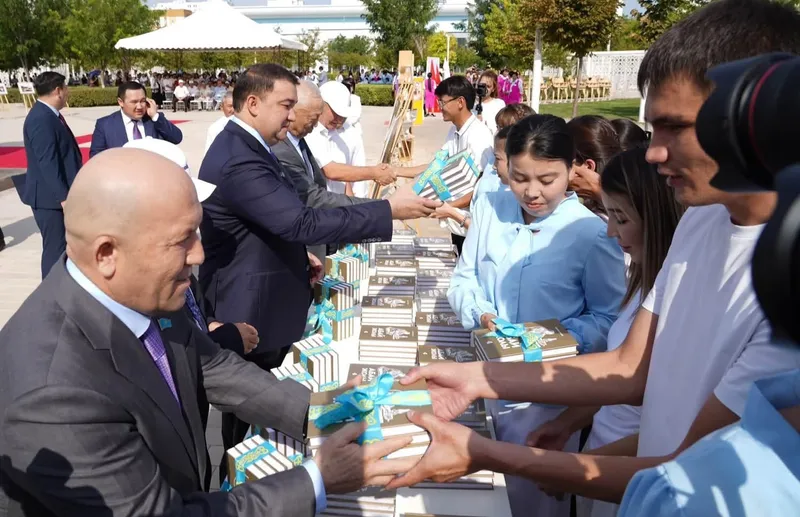 Подарили молодежи роман "Путь Абая", фото - Новости Zakon.kz от 10.08.2026 12:53