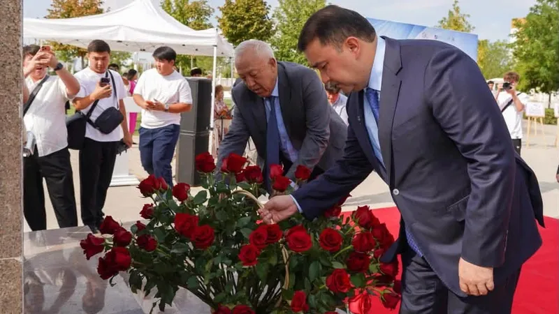 Подарили молодежи роман "Путь Абая", фото - Новости Zakon.kz от 10.08.2026 12:53