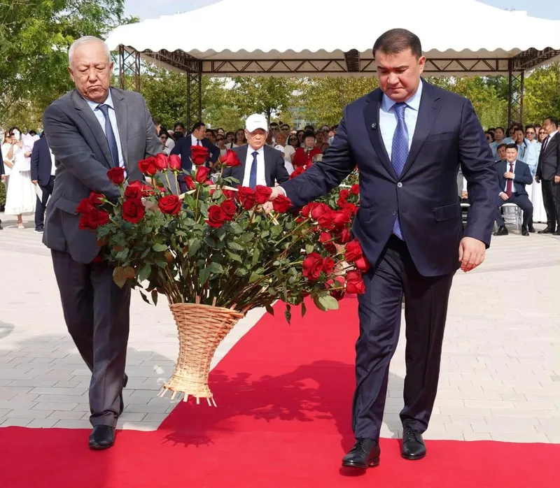 Подарили молодежи роман "Путь Абая", фото - Новости Zakon.kz от 10.08.2026 12:53