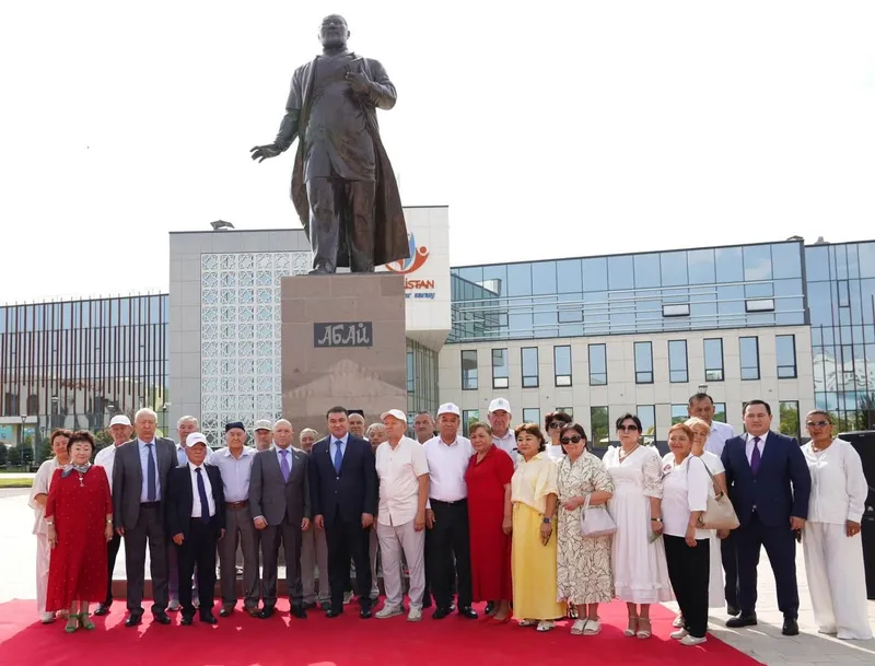 Подарили молодежи роман "Путь Абая", фото - Новости Zakon.kz от 10.08.2026 12:53