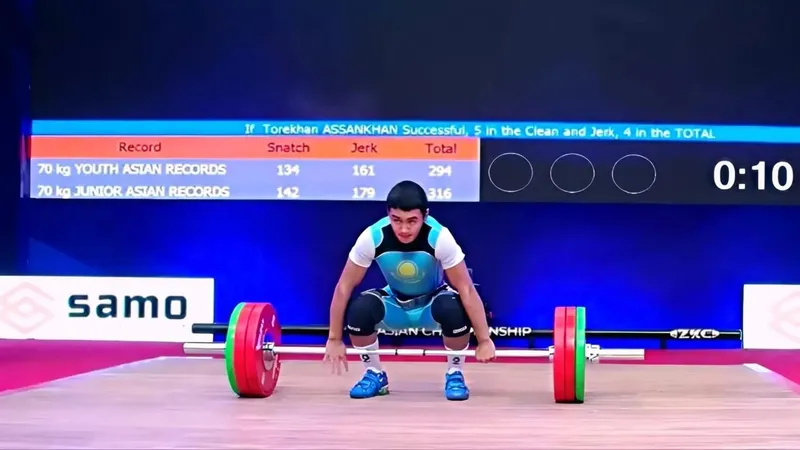 Казахстанский тяжелоатлет взял серебро чемпионата Азии среди юношей, фото - Новости Zakon.kz от 11.08.2026 19:22