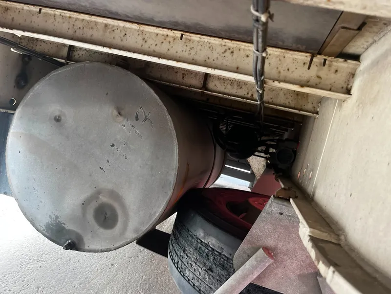 Водитель установил дополнительный бак для вывоза топлива, фото - Новости Zakon.kz от 11.08.2026 14:31