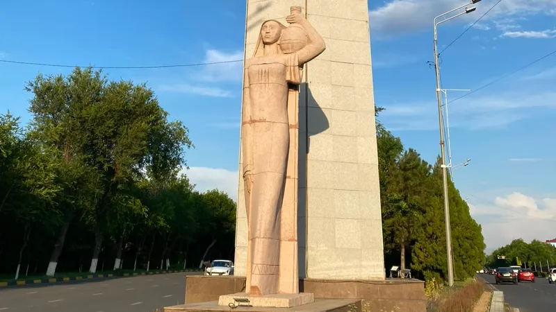 Шымкент, девушка с кувшином, достопримечательности