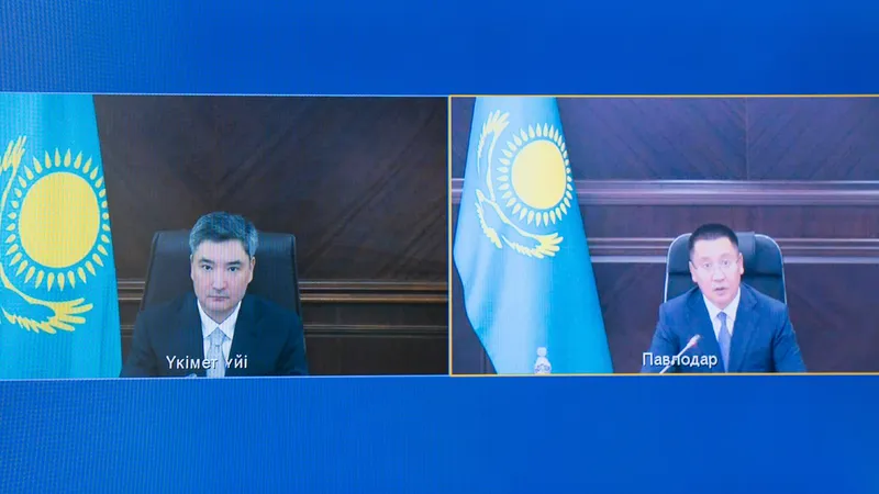 премьер-министр РК Олжас Бектенов, аким Павлодарской области Асаин Байханов, фото - Новости Zakon.kz от 13.08.2026 12:48