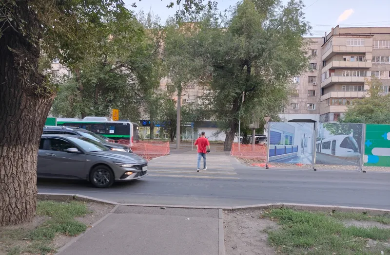 Пробки, ограждения, ямы: как выглядит Толе би во время строительства ЛРТ, фото - Новости Zakon.kz от 14.08.2026 16:58