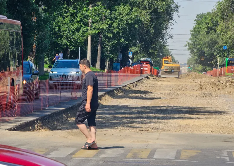 Пробки, ограждения, ямы: как выглядит Толе би во время строительства ЛРТ, фото - Новости Zakon.kz от 14.08.2026 16:58