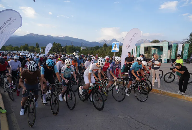 Заезд Gran Fondo World Championship собрал в Алматы свыше тысячи любителей велоспорта, фото - Новости Zakon.kz от 18.08.2026 12:31
