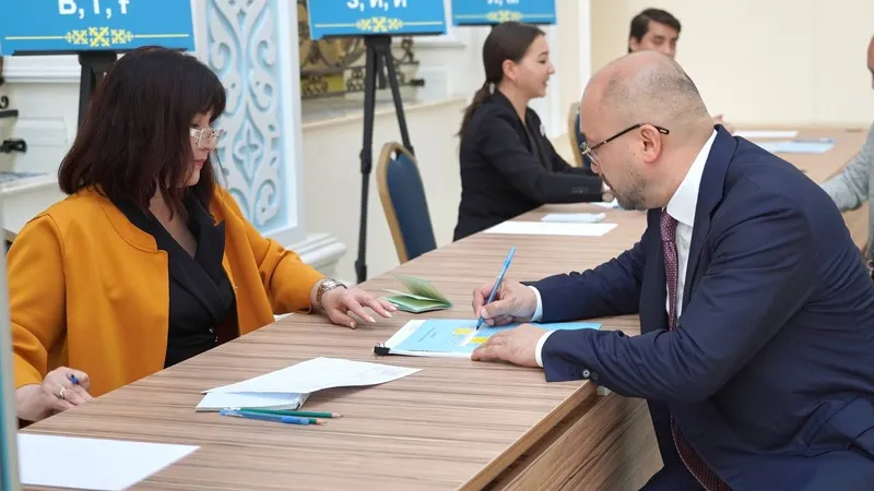 посол РК в РФ Даурен Абаев, Москва, участок, выборы, Курултай, голосование, фото - Новости Zakon.kz от 23.08.2026 14:09